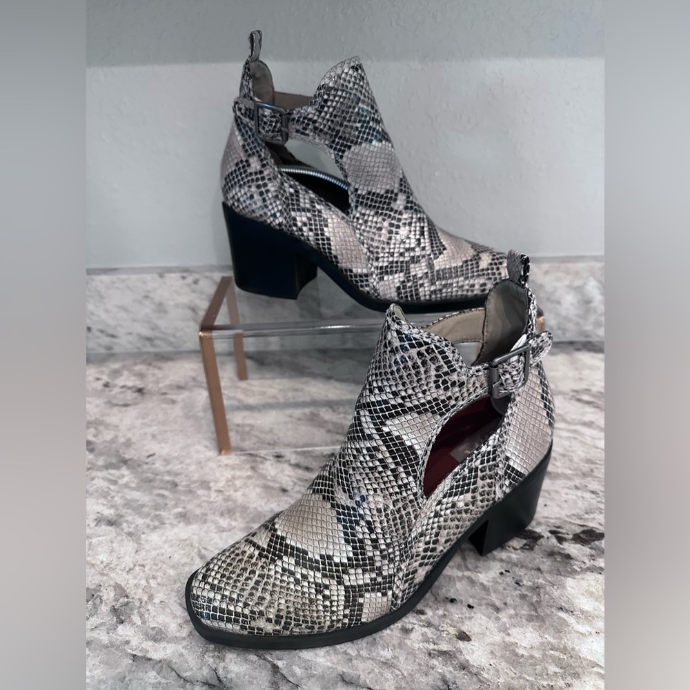 Mia Women's Faux Snake Skin Bootie ankle boots Sz 8.5